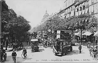 Trois bus Brillié dans le boulevard des Italiens.