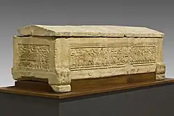Sarcophage issu d'un atelier de sculpture étrusque de « Perugia ». Artéfact funéraire ouvragé en pietra arenaria et attribué à la fin du VIe siècle av. J.-C. (-510 / -500).