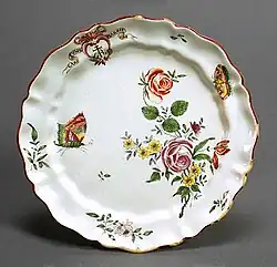 Plat décoré du motif « rose » et d'insectes, Pesaro, milieu du XVIIIe&nbsp;siècle.