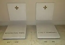 Tombeaux des évêques Porta et Borromeo dans l'une des chapelles.