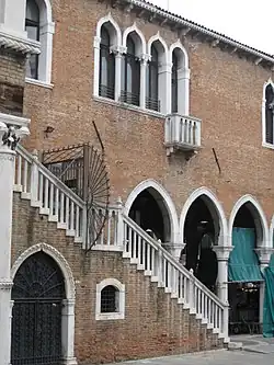 Escalier vers la seconde loggia