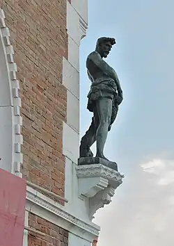 La statue de Saint-Pierre, le pêcheur