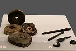 Vestiges du Grand-Saint-Antoine.Poulies, battants de cloche, encrier.