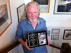 Photo de Peter May avec son Barry Award dans les mains