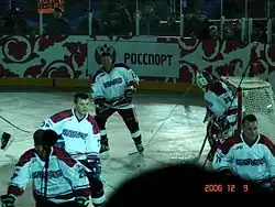 Photo d'un match de hockey où on distingue Peter Šťastný.