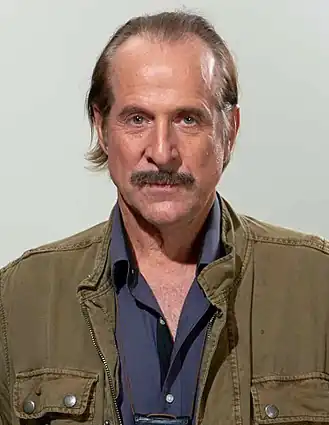 Peter Stormare, modélisé, interprète le Dr. A. J. Hill.