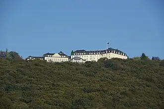L'hôtel Petersberg vu d'en bas du mont.