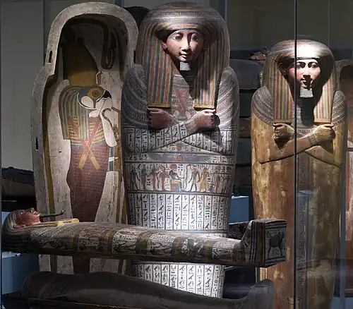 Tombe de Petisis, XXVe&nbsp;dyn., momie, sarcophages anthropomorphes interne, intermédiaire et externe, Rijksmuseum van Oudheden, Leyde
