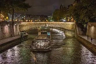 Le Petit-Pont de nuit.