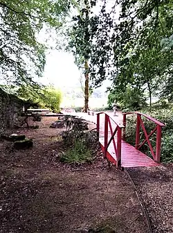 Petit pont menant à la tombe de Paul Claudel.