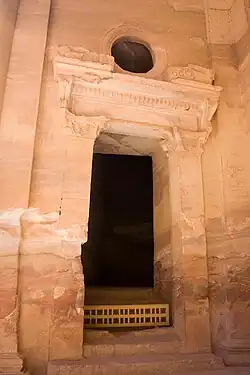 Accès sans porte vers une pièce dans l'obscurité.