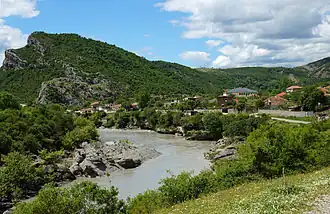 Le village de Petran (en), sur la Vjosa (2014) ;