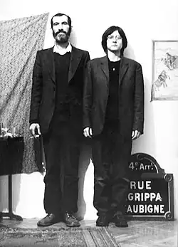 Le poète György Petri et la photographe Lenke Szilágyi avec une plaque de la rue à Budapest en 1984.