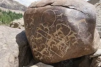 Pétroglyphes à Alchi, datés potentiellement entre le néolithique et l'âge du fer, avec des ajouts bouddhiques.