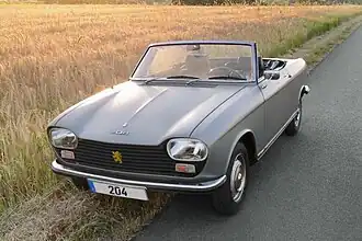 Cabriolet avec une calandre en plastique.