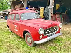 Une Peugeot 403 Break, anciennement véhicule des sapeurs-pompiers …