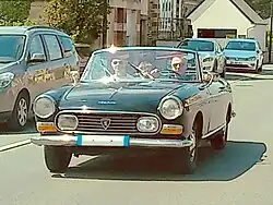 Balade en famille avec une 404 Cabriolet.