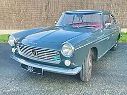 404 Coupé avec des feux de clignotants bicolores bien ronds.