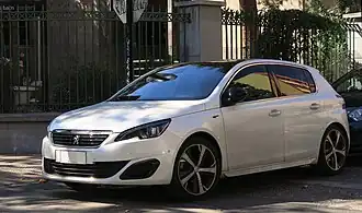 Peugeot 308 II GT phase 1 (remplace la Féline), le logo passe du capot à la calandre.