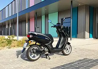 Trois quarts arrière.