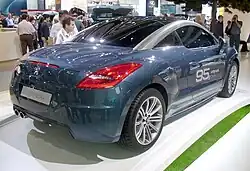 Photo d'un coupé hybride vu de trois-quarts arrière.