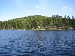 Île Peurasaari et le mont Peuravuori.
