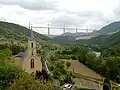 L'église, avec le viaduc de Millau en arrière-plan.