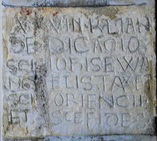 Dédicace de la chapelle méridionale :XVIII K(a)L(endas) IAN(uarii)DEDICACIOS(an)C(t)I IOH(ann)IS EWANGELISTA ETS(an)C(t)I ORIENCIIET S(an)C(t)E FIDES