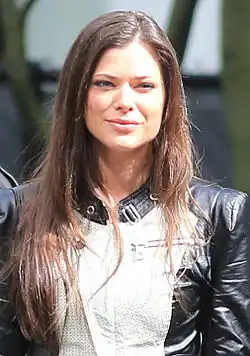 Peyton List interprète Cara Coburn.