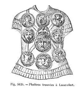 la phalère (phalerae),