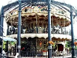 Carrousel de chevaux de bois à double étage