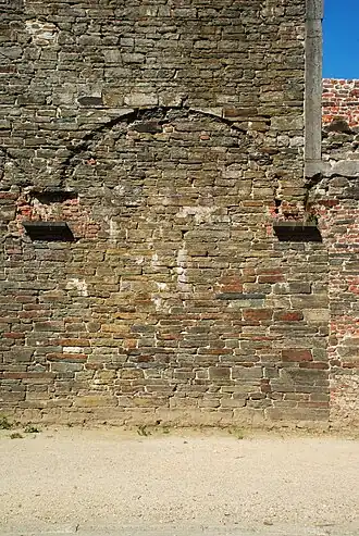 Vestiges du plafond voûté du rez.