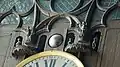 Détail de l'horloge astronomique de la cathédrale de Reims : la Lune est représentée par une sphère sur laquelle est peint un visage.