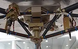 Deux harpons destinés à fixer l'atterrisseur sur le sol de la comète sont installés sous l'atterrisseur.