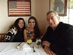 photo de trois personnes autour d'une table