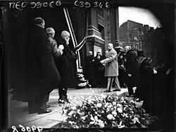 Le maréchal s'apprête à entrer dans une église, il est en tenue militaire.