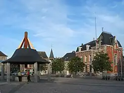 La place d'Armes et le puits.