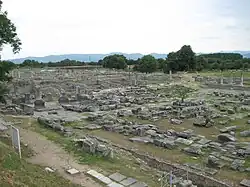 aire couverte de blocs de pierre et de pans de mur