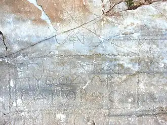 Paroi, caractères grecs gravés sur un enduit grisâtre