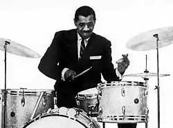 Philly Joe Jones jouant de la batterie dans une publicité pour Gretsch Drums en 1961