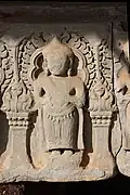 Détail d'un linteau khmer, trouvé au Prasat Hin Phimai, style d'Angkor Vat, XIIe siècle : Bouddha debout enseignant
