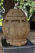Élément décoratif en pierre représentant un bouton de lotus, placé au sommet des tours des temples khmers, trouvé à Prasat Prang Ku, Xe siècle