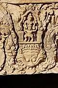 Détail d'un linteau khmer, trouvé au Prasat Bai Baek, style du Baphuon, XIe siècle : Vishnou sur Garuda, surmontant un Kala.