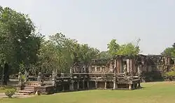 Le "pont" de nagas devant le gopura Sud