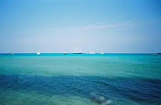 Le Phocéa amarré au large.