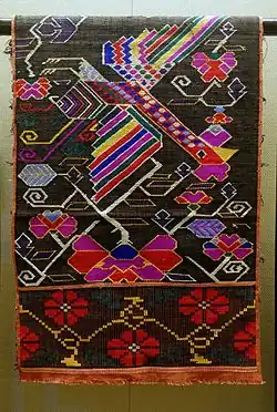 Motifs géométriques, phœnix, et fleurs