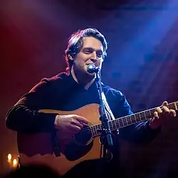 Phorin sur scène au Rideau Rouge en 2022 avec sa guitare