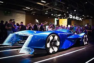 Vue à 2/4 de l'arrière d'une voiture bleue.