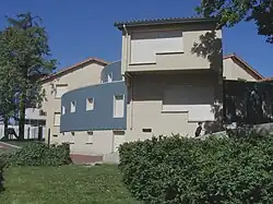 Photo représentant le bâtiment de l'école publqiue