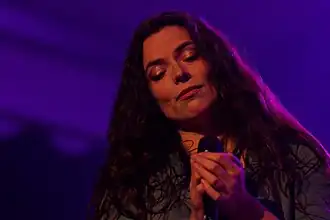 Marthe Vassallo avec le bagad Kemper dans Melezour.